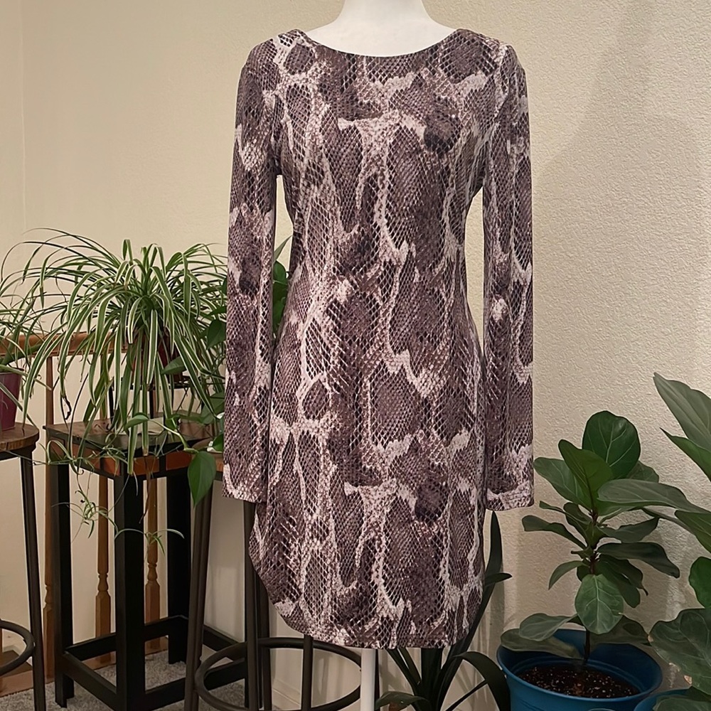 Jennifer Lopez bodycon snake skin dress